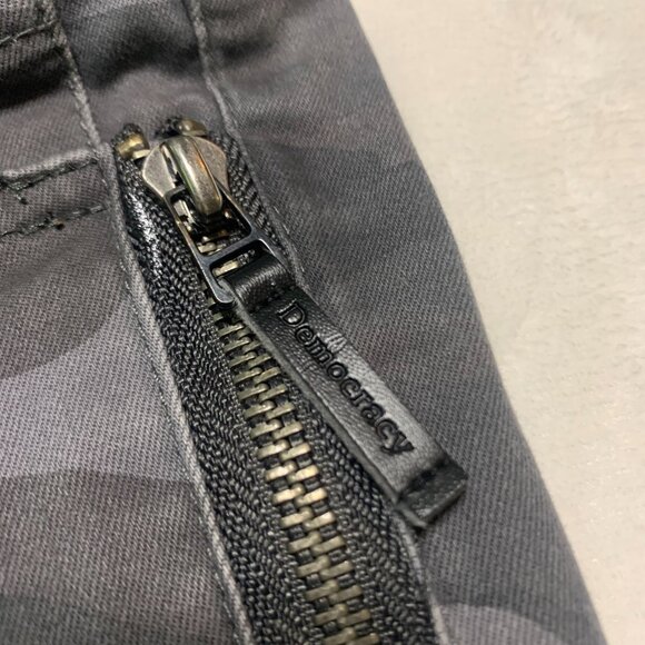 Democracy Camo Jeans Womens Size 4 Grey Skinny Ab Technology Zipper Accent - Picture 4 of 9